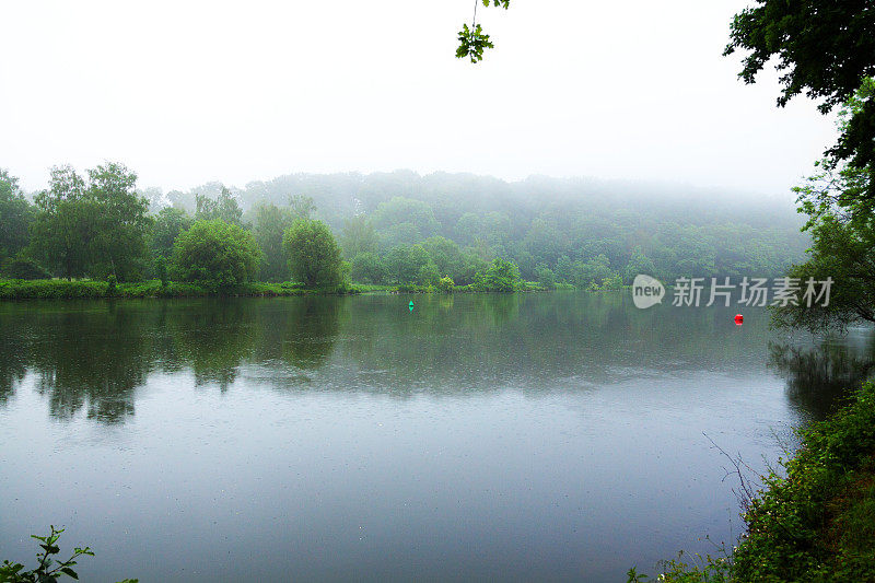 鲁尔，一个下雨的早晨