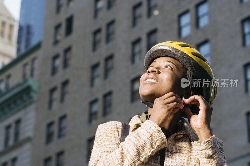 女商人戴着自行车头盔，面带微笑