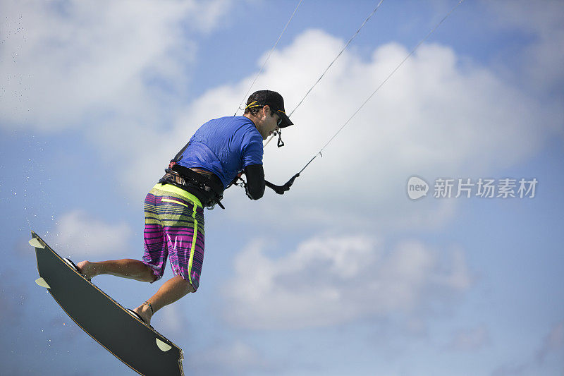 加勒比风筝冲浪男子