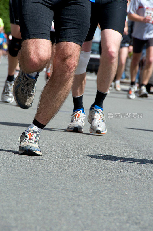 在马拉松比赛中专注于跑步鞋