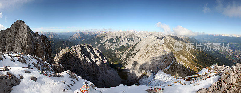 山峰多云全景图，XXL高质量