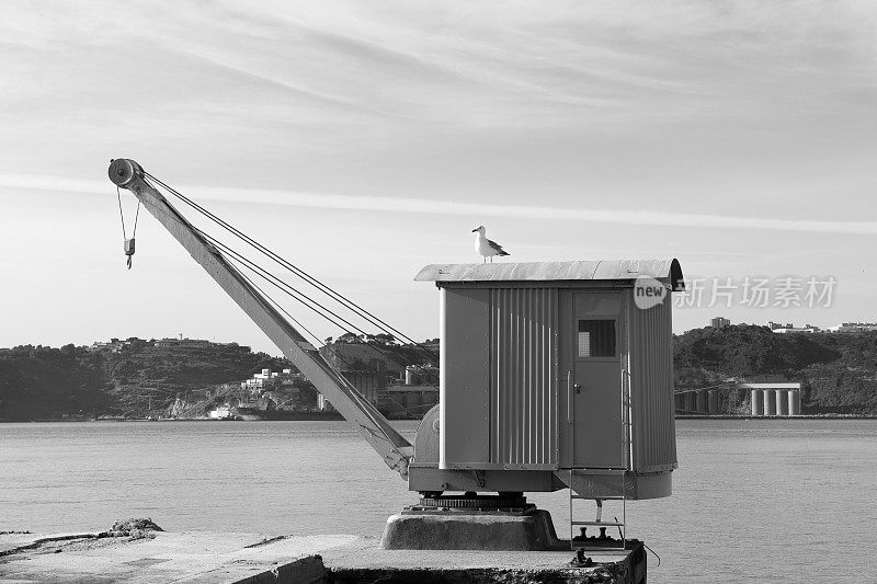 里斯本港码头上的老式起重机
