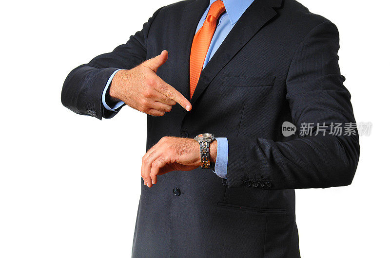 穿着深色西装，领带上显示手表和时间的商人
