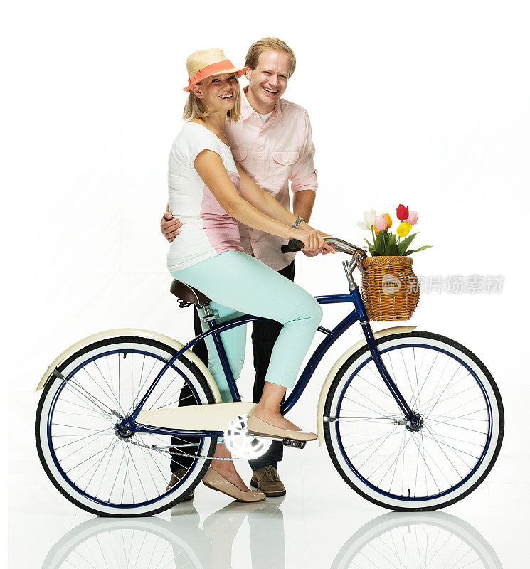 女人骑自行车，男人站着