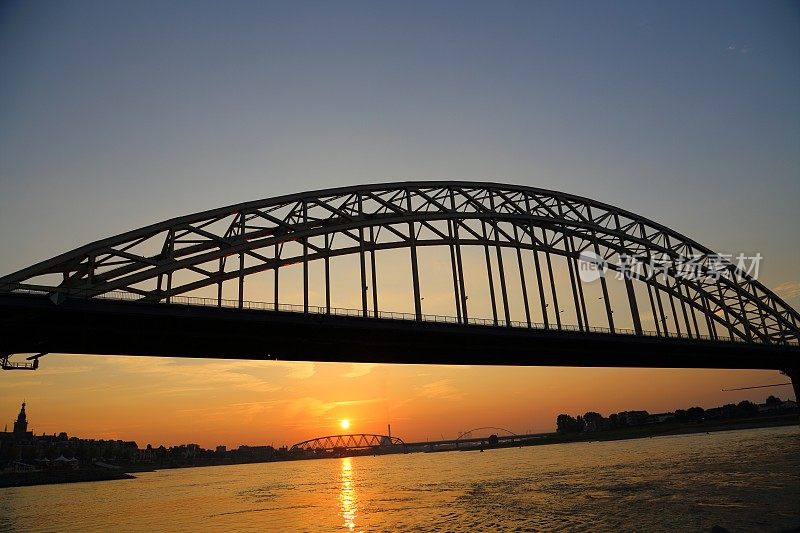 夕阳下的奈梅亨公路桥