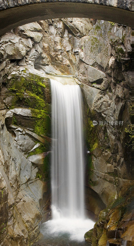 美丽的瀑布在雷尼尔山州立公园