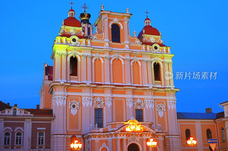 立陶宛维尔纽斯的圣卡西米尔巴洛克教堂夜晚灯火辉煌