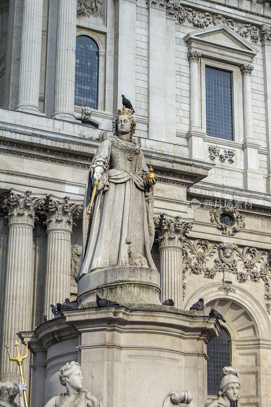 雕像上的鸽子，圣保罗大教堂，伦敦，英国