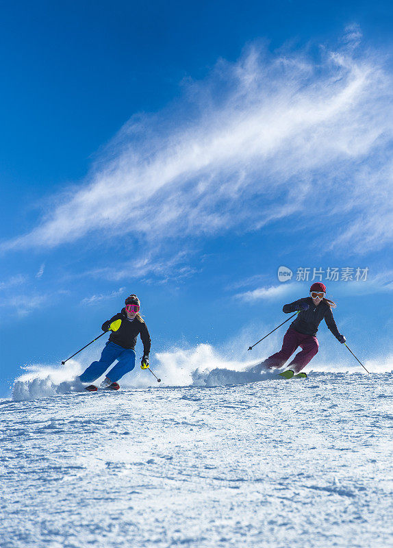 年轻女子练习双人障碍滑雪