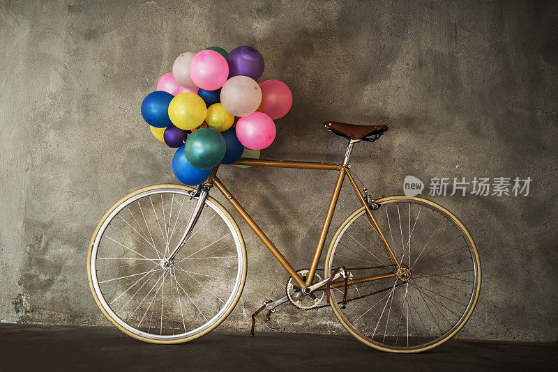 自行车和一串彩色气球。