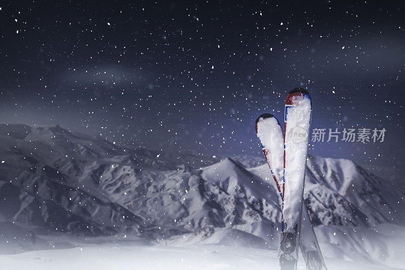 在滑雪坡顶