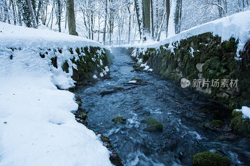 模糊的小溪在冬天的风景