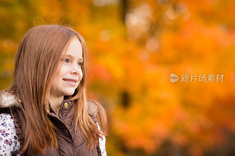 秋天的一天，红头发的小女孩站在外面