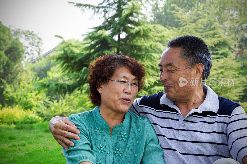 一对亚洲老夫妇在公园里聊天