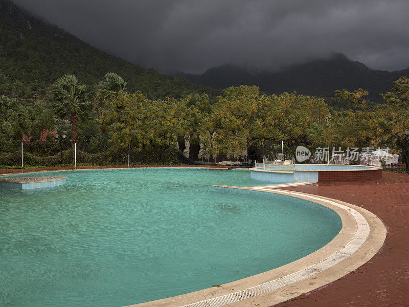 在暴风雨中被遗弃的酒店泳池