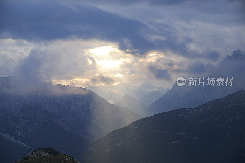 云与山