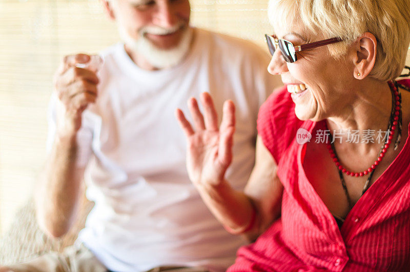 成熟的夫妇在一起很开心