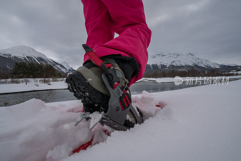 在瑞士穿雪鞋的年轻女子