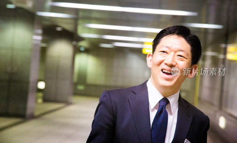 快乐的日本商人带着巨大的微笑去上班
