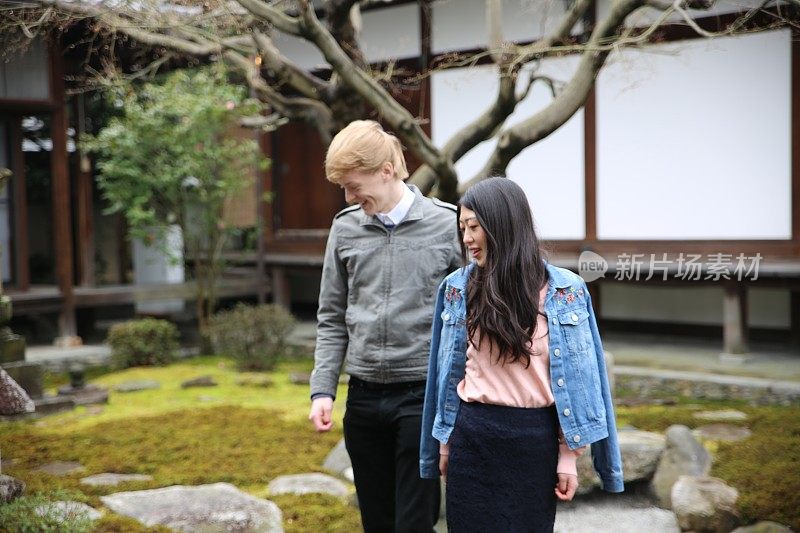 一对夫妇在日本寺庙花园散步