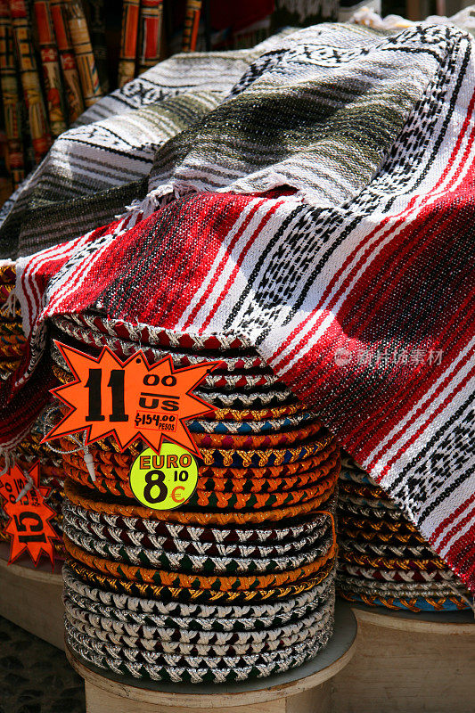 出售墨西哥毛毯和宽边帽