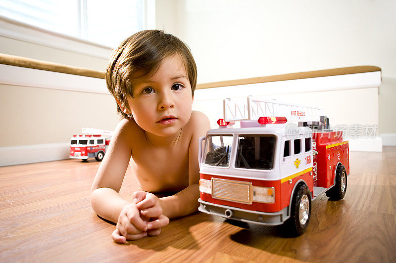 三岁男孩和玩具消防车