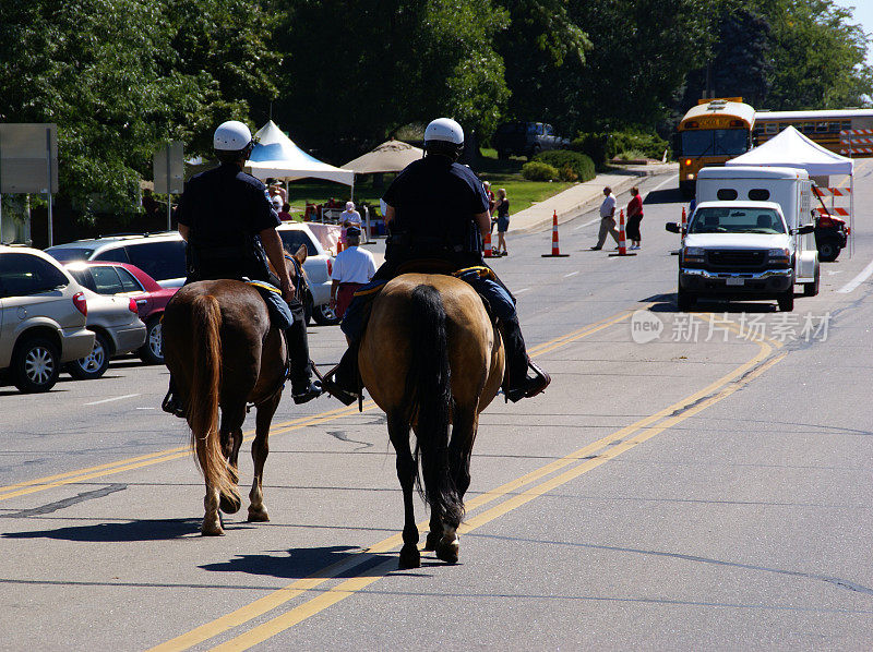 马背上的警察巡逻