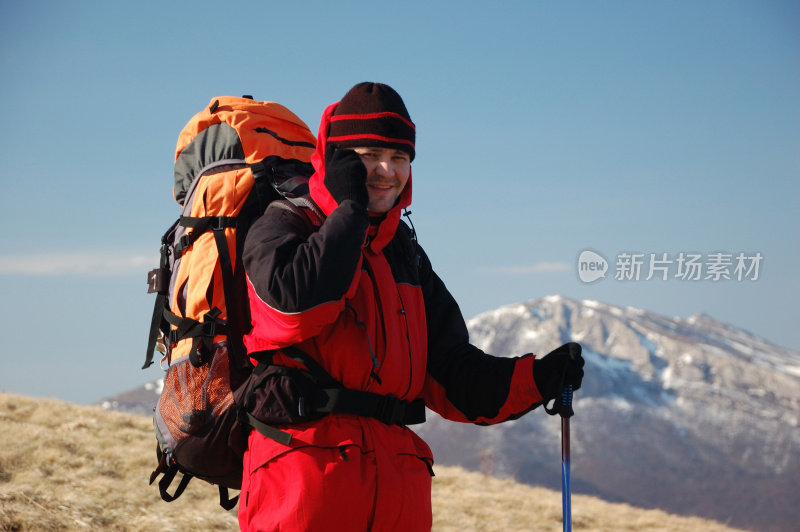 徒步旅行者在山里通过无线电交谈