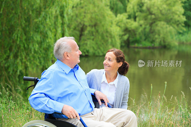 老人和护工坐在轮椅上