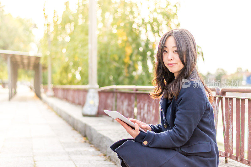 亚洲女性服用药片