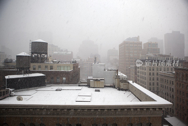 纽约屋顶上的降雪
