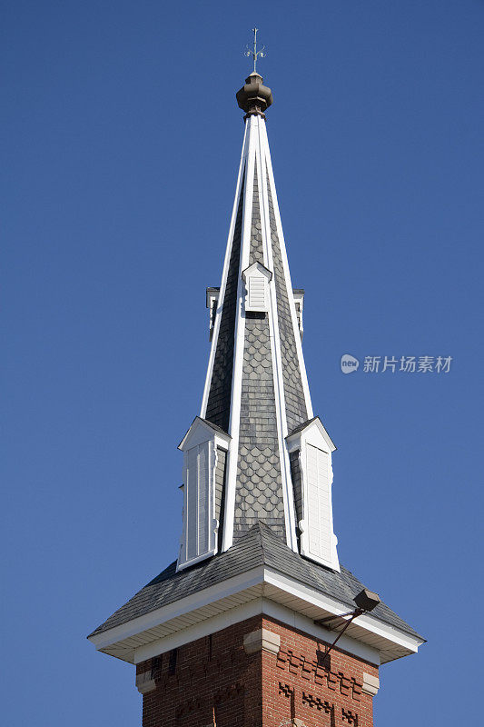 白色和灰色教堂尖顶