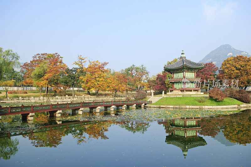 秋湖美景与宝塔