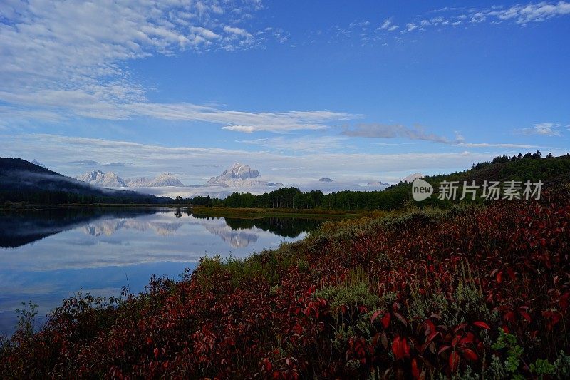 提顿深红色的河