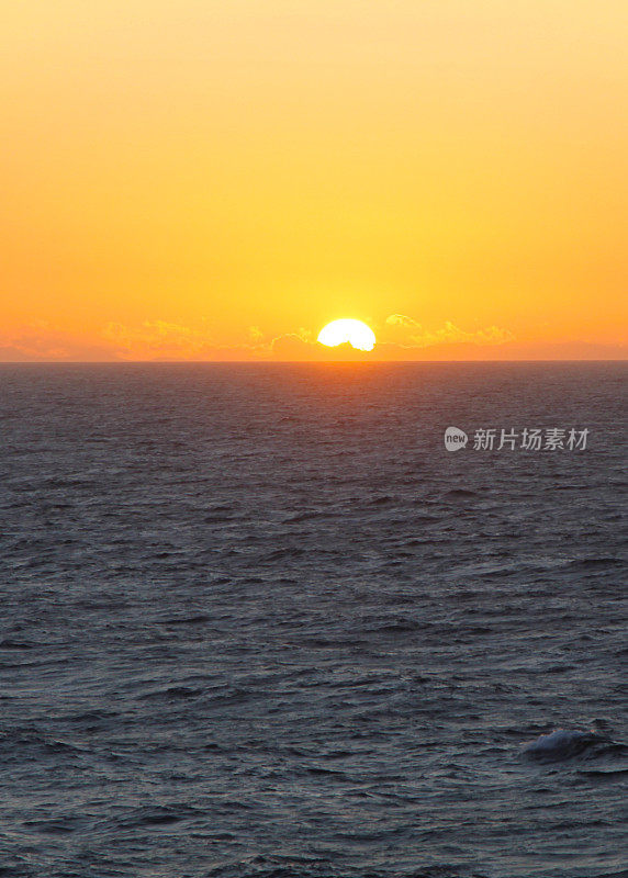 在海上日落