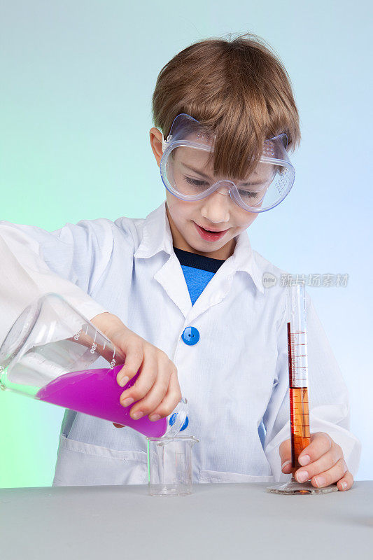 小男孩做化学实验