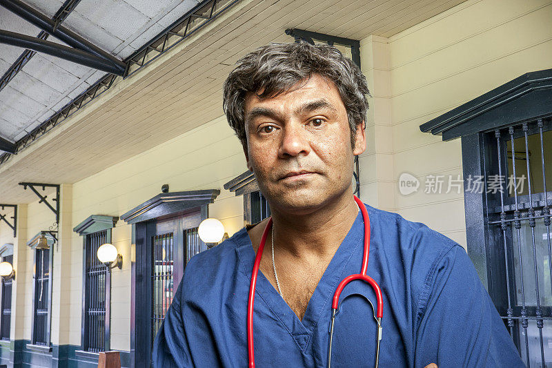 疲惫的印度男医生经过长时间的医院轮班
