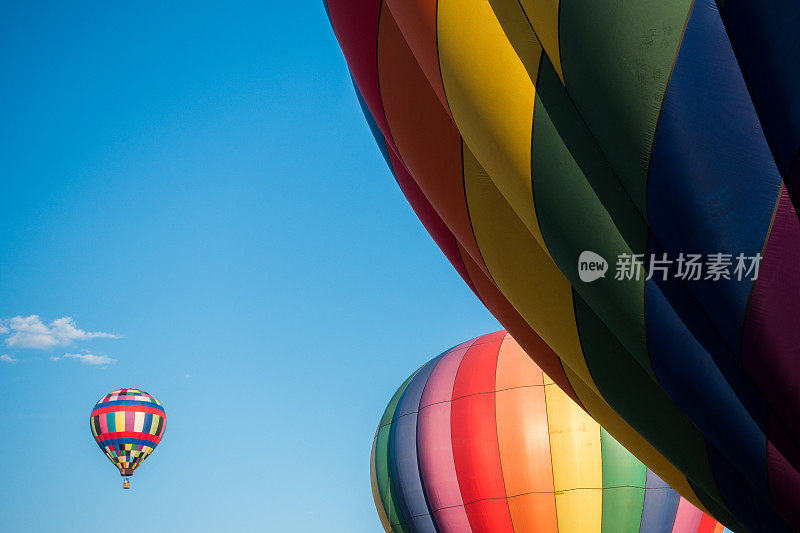 晴空万里，热气球迎着蓝天