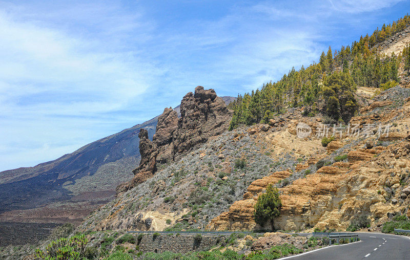 道路通过火山景观(特内里费)。