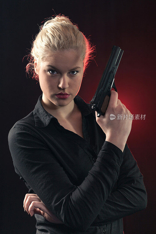 年轻漂亮的女人拿着枪