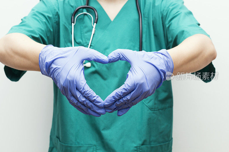 医生用手做心脏形状
