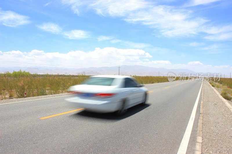 道路上模糊的汽车