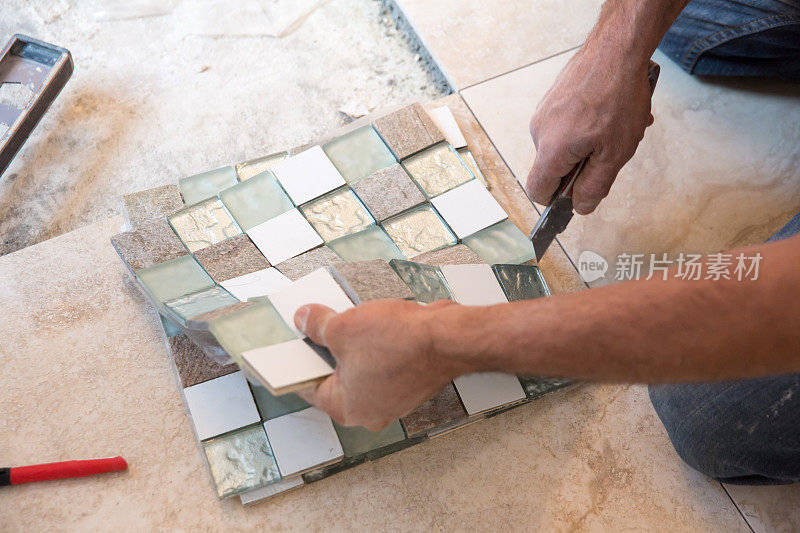 瓷砖系列:家居浴室墙壁上安装瓷砖边框