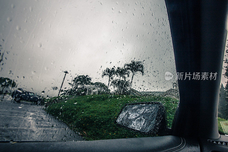 车内下着雨，望着窗外