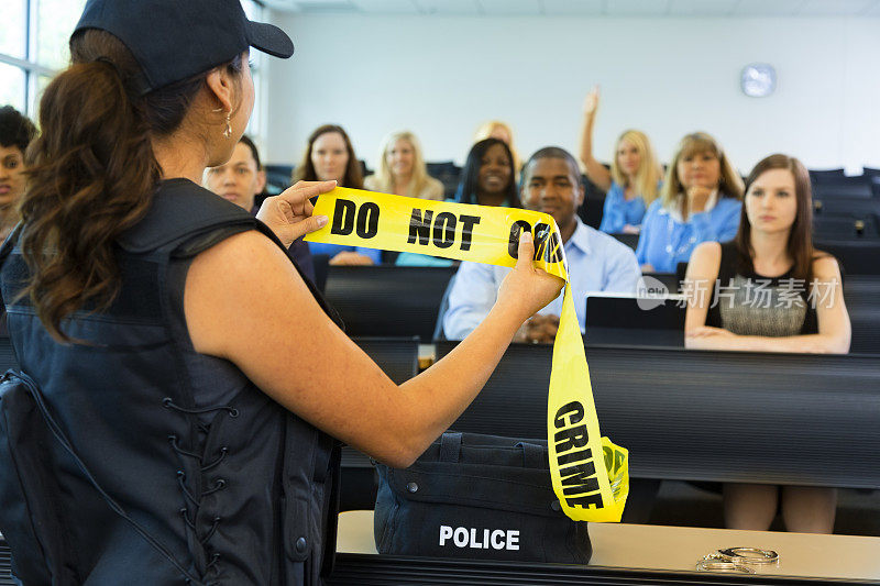 法律:女警察和警察学员说话。