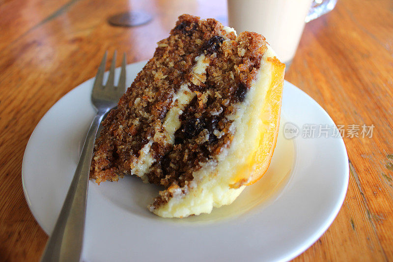 一片自制的胡萝卜蛋糕形象，黄油糖衣，蜜饯橙