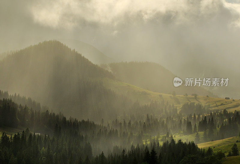 乡村山地景观与金色的阳光