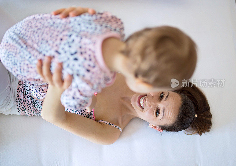 一个女人在室内抱着一个婴儿