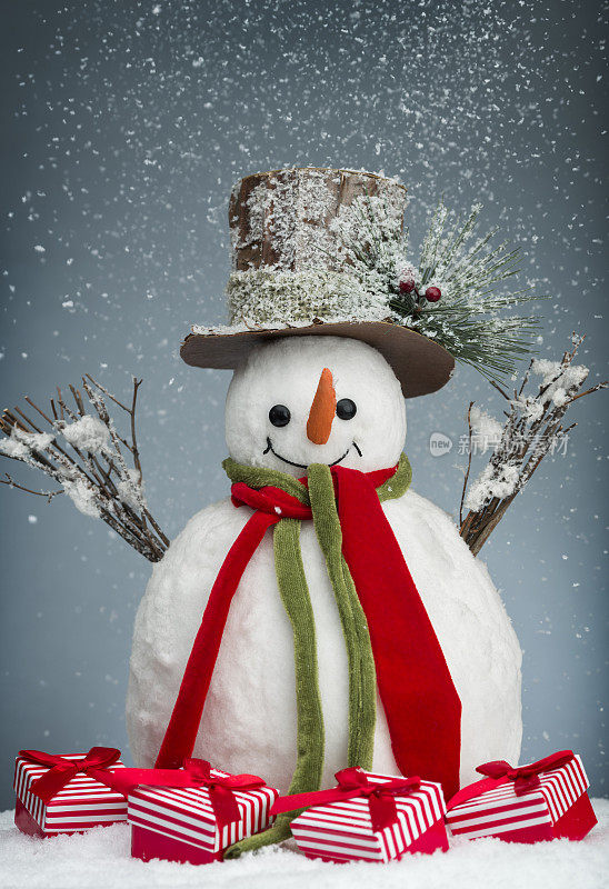 圣诞雪人与礼物盒和飘落的雪