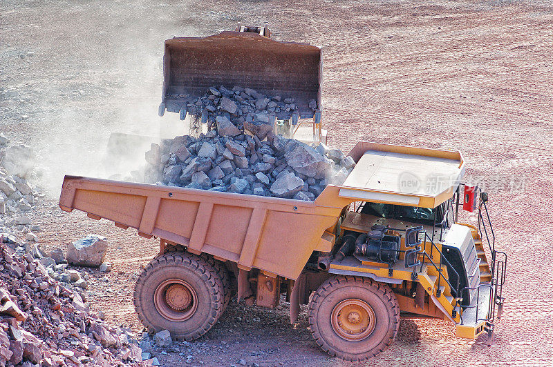 土方装卸车在露天矿山采石场